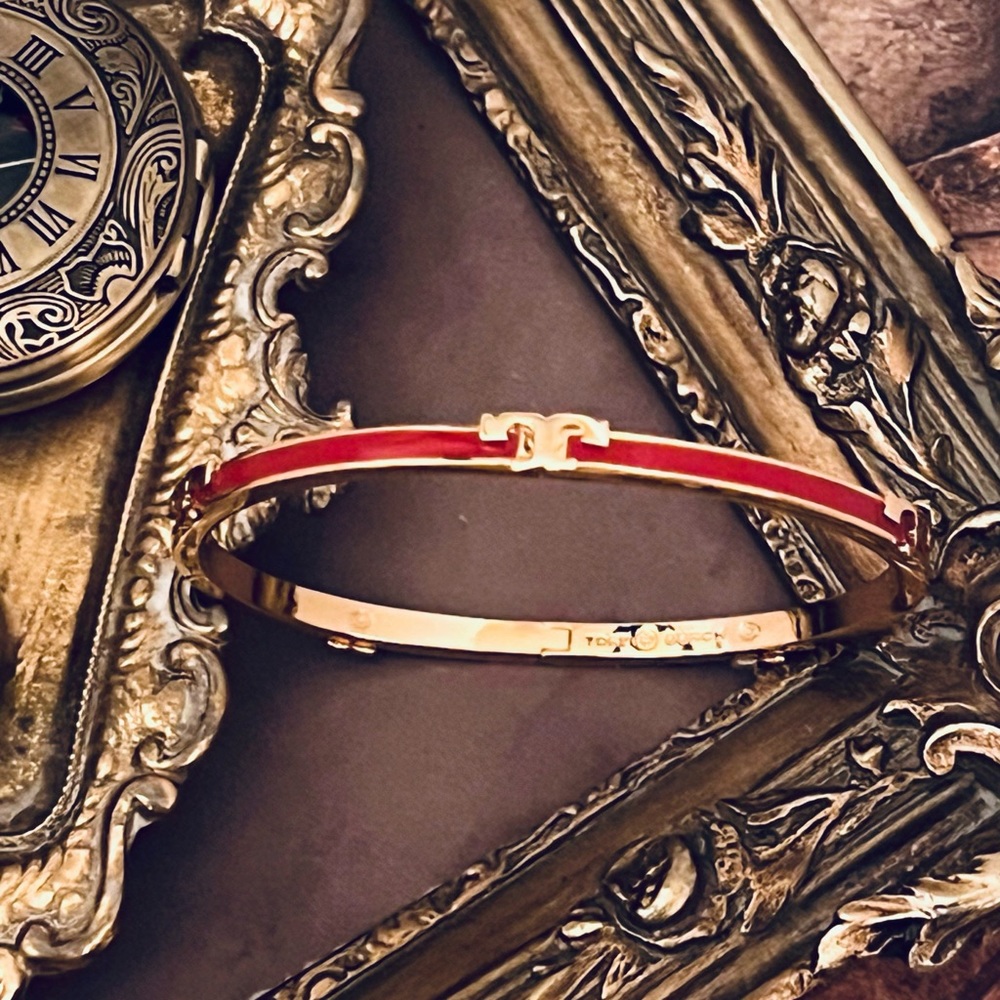 TORY BURCH • Red Serif T Enameled Stackable Bracelet - Picture 4 of 4